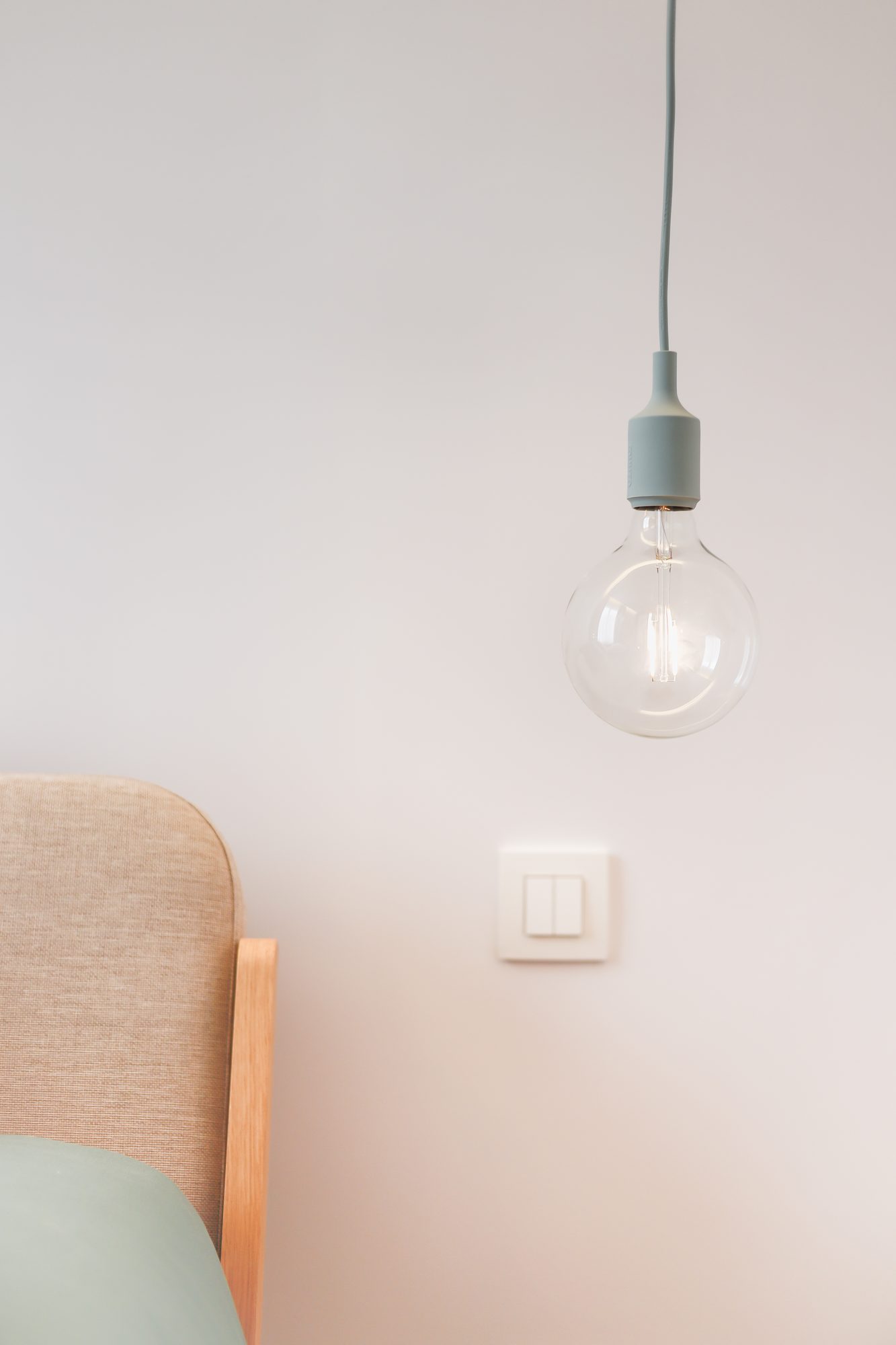 Brugmann 17 — Coin lecture — suspension globe, fauteuil bouclette