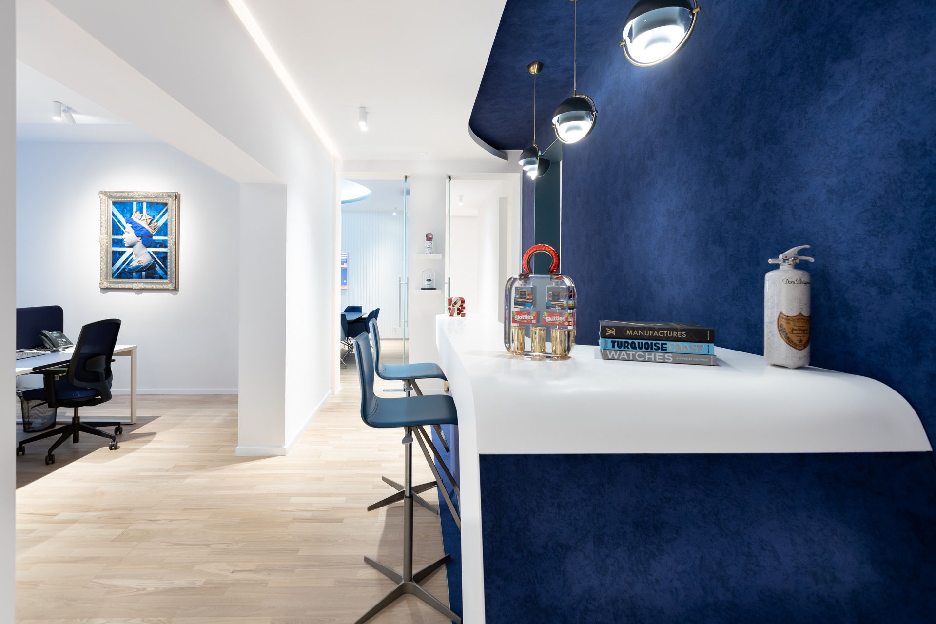 Brugmann 421 — salle du conseil hexagonale, table noire facettée, douze fauteuils club bleu nuit, oculus lumineux circulaire géant