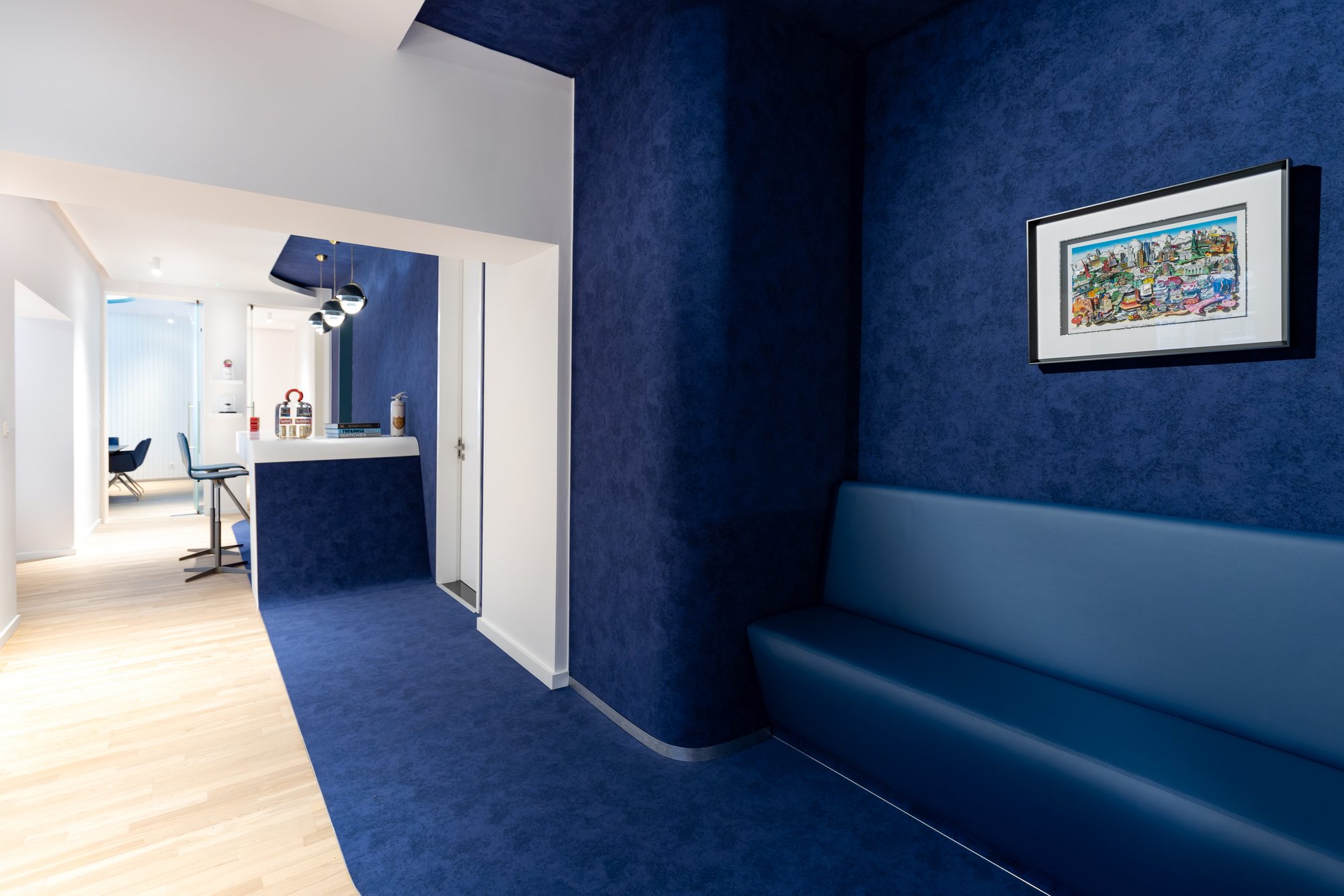 Brugmann 421 — Banquette bleue en alcôve — l'œuvre comme fenêtre sur la ville