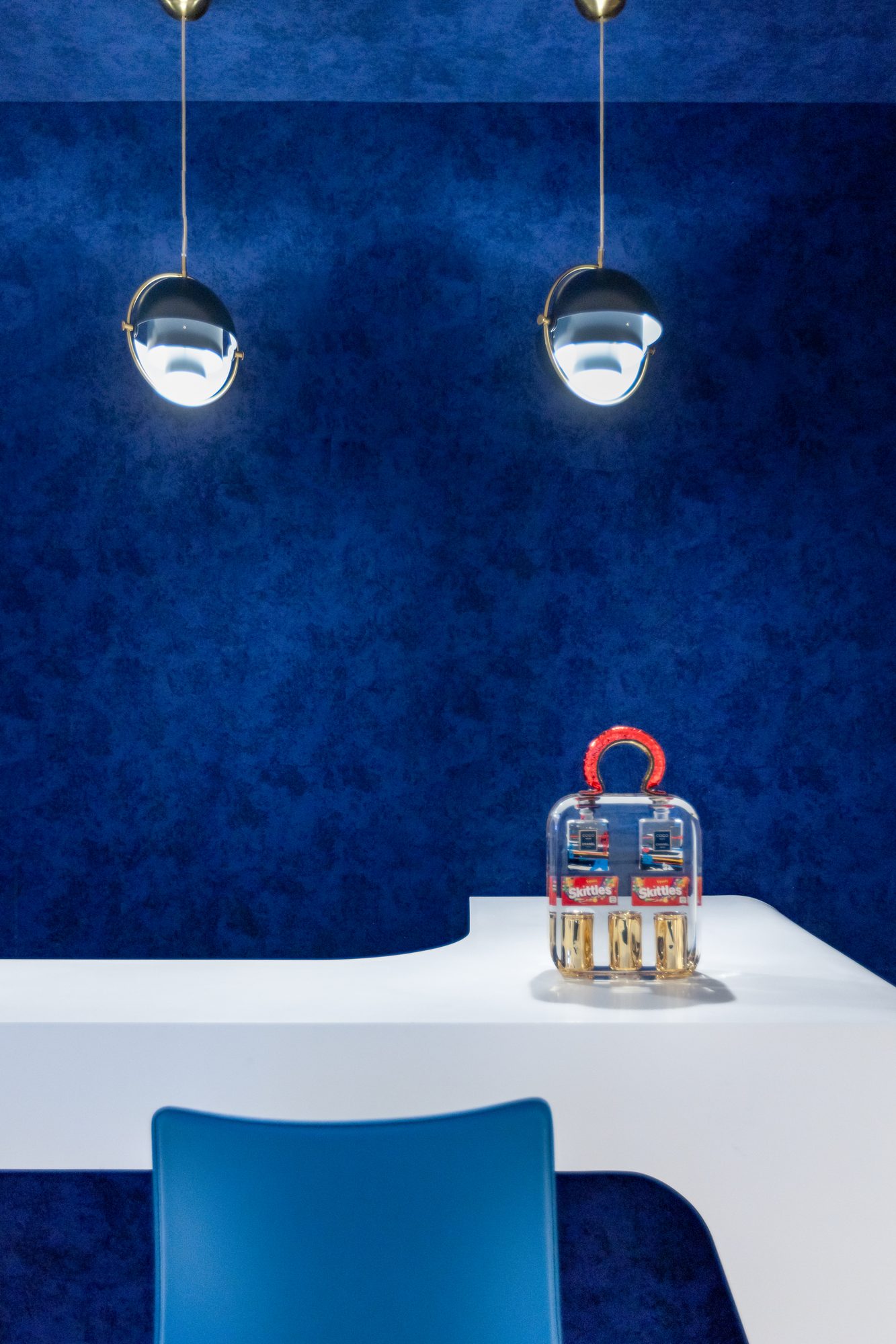 Brugmann 421 — Bureau bleu — suspensions sphériques, mécanisme d'horlogerie sous globe
