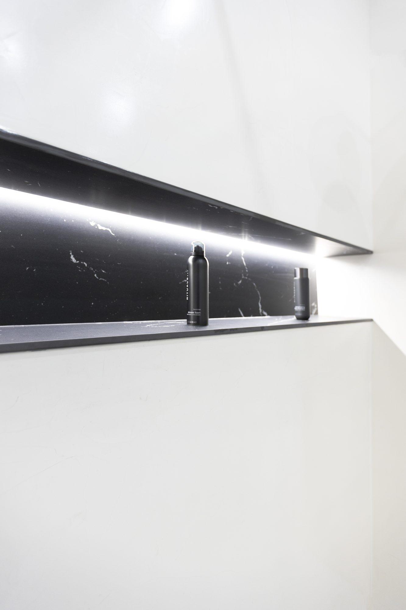 Brugmann 421 — Niche en marbre noir veiné, rétro-éclairée