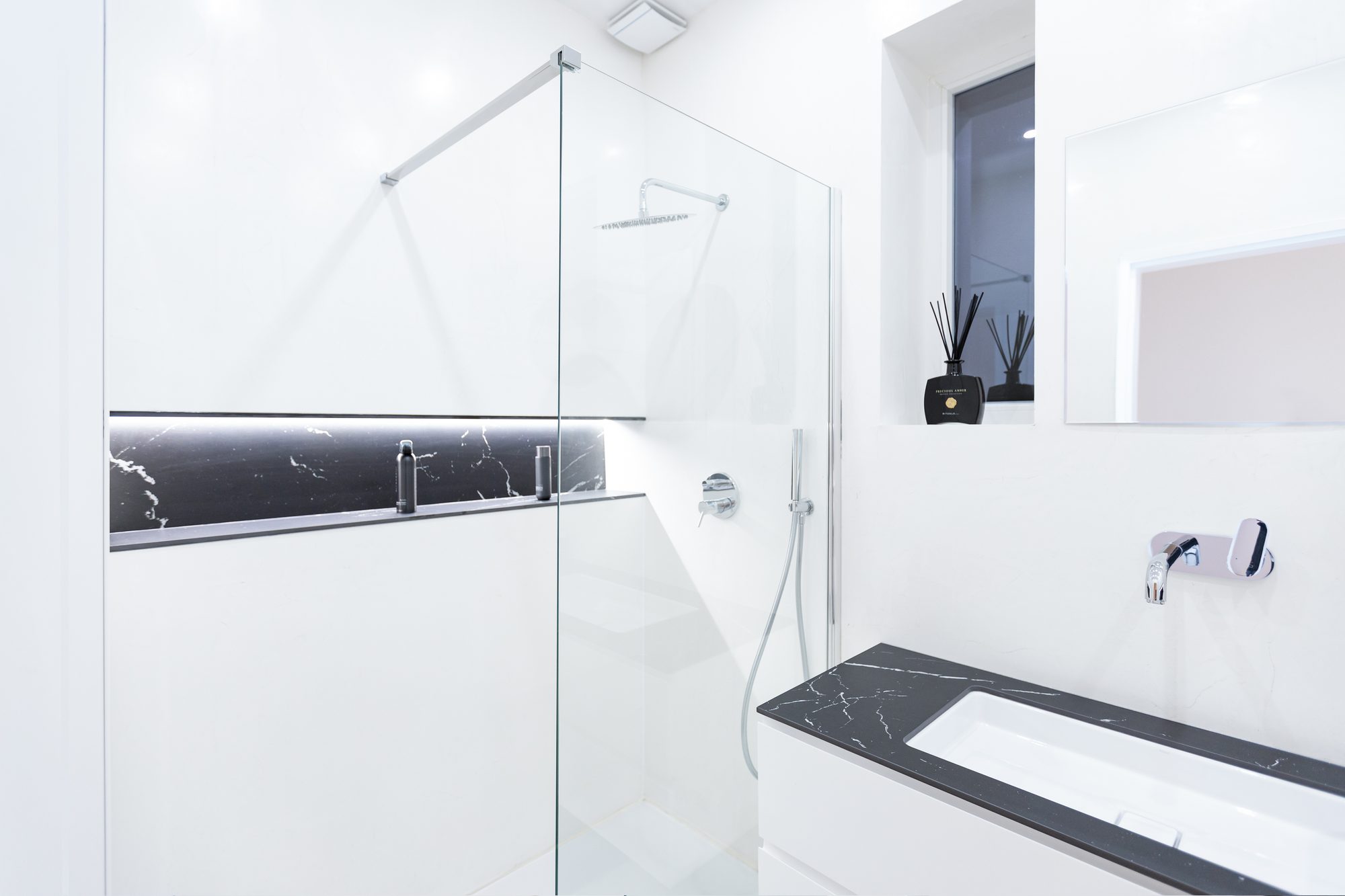 Brugmann 421 — La salle d'eau — douche italienne, marbre Marquina