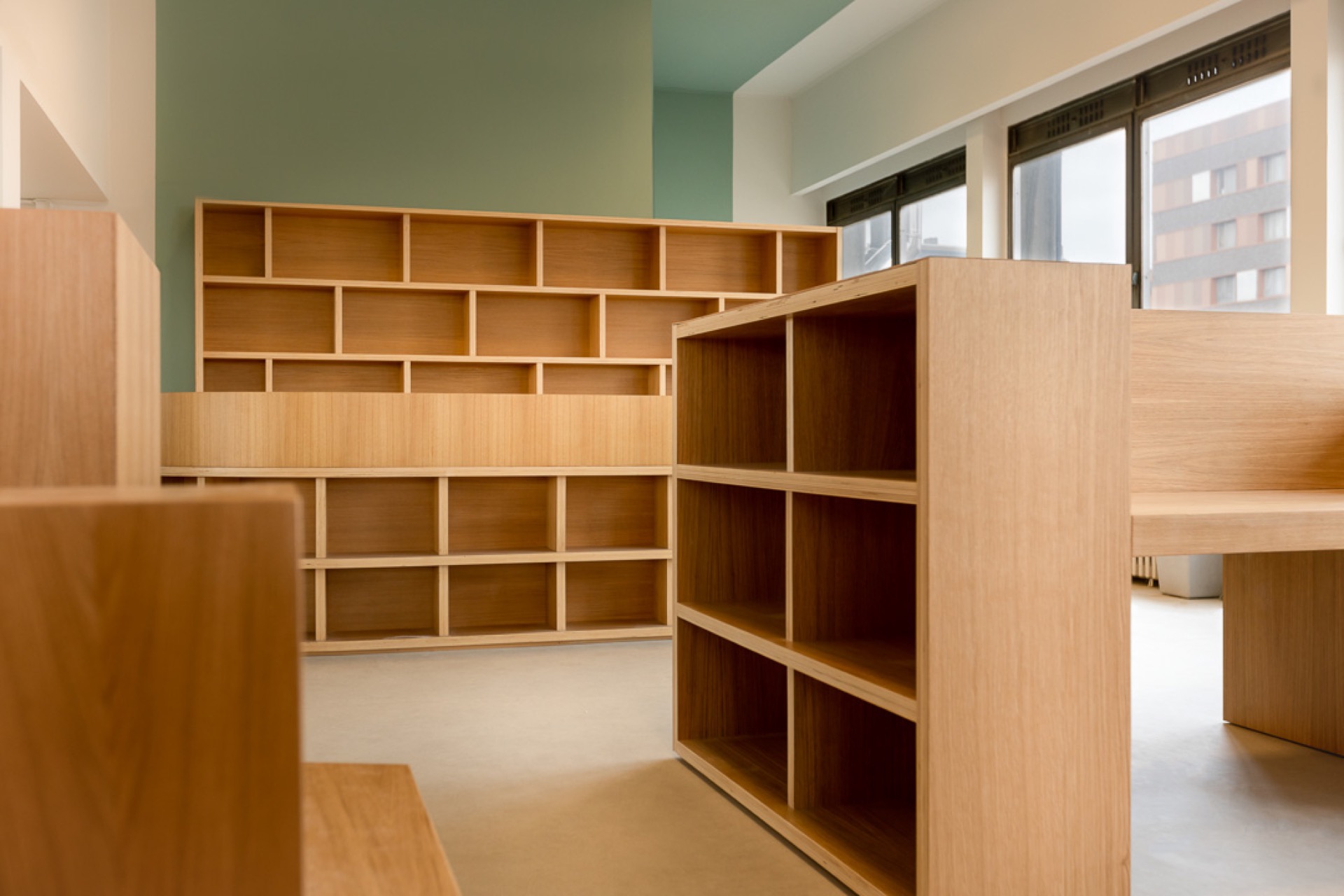 Da Vinci — salle ronde panoramique, anneau-luminaire bois suspendu sous coupole jaune solaire, bibliothèque circulaire chêne, vue urbaine