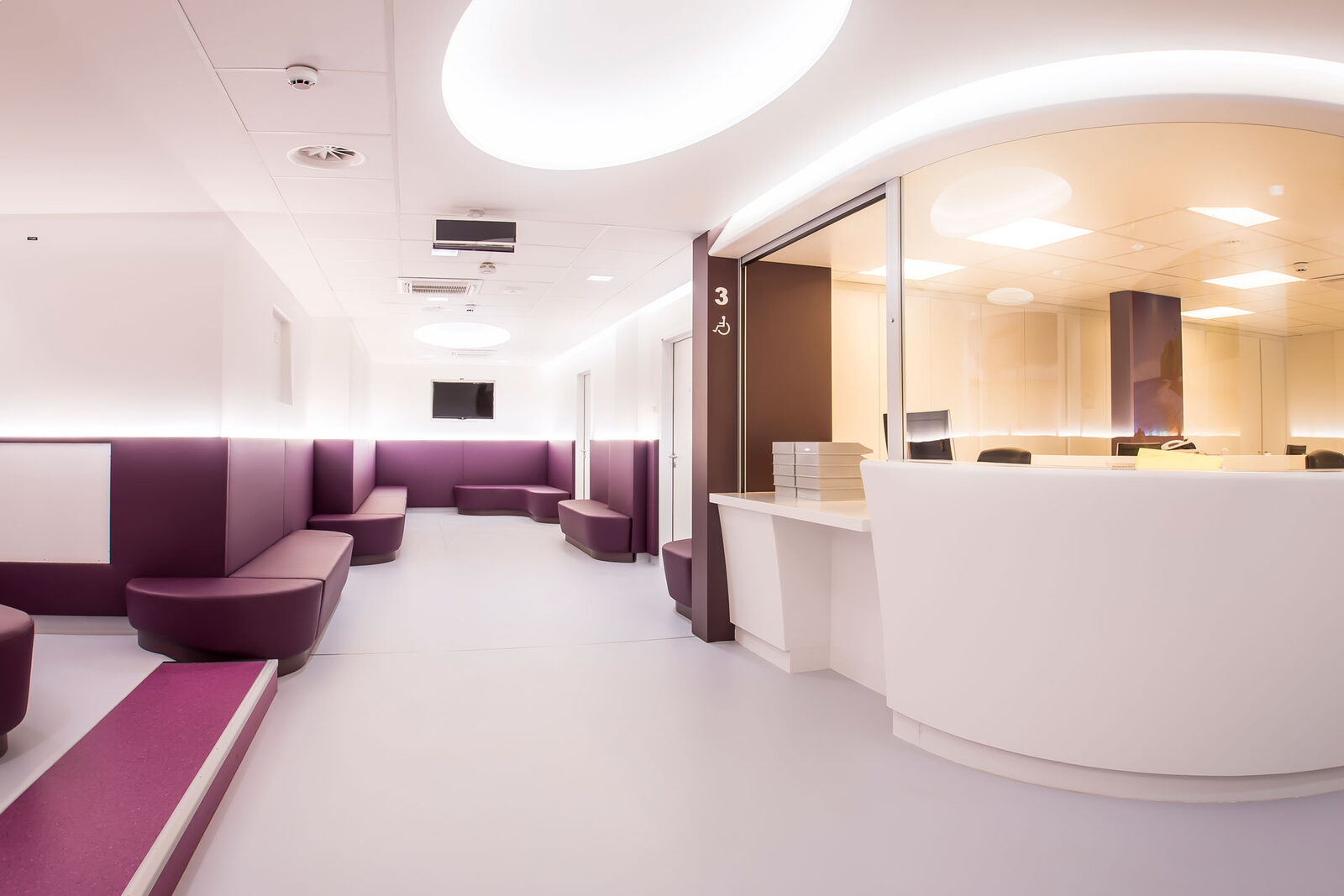 Hôpital Brien — Accueil d'étage — banquettes intégrées sous le plafond lumineux