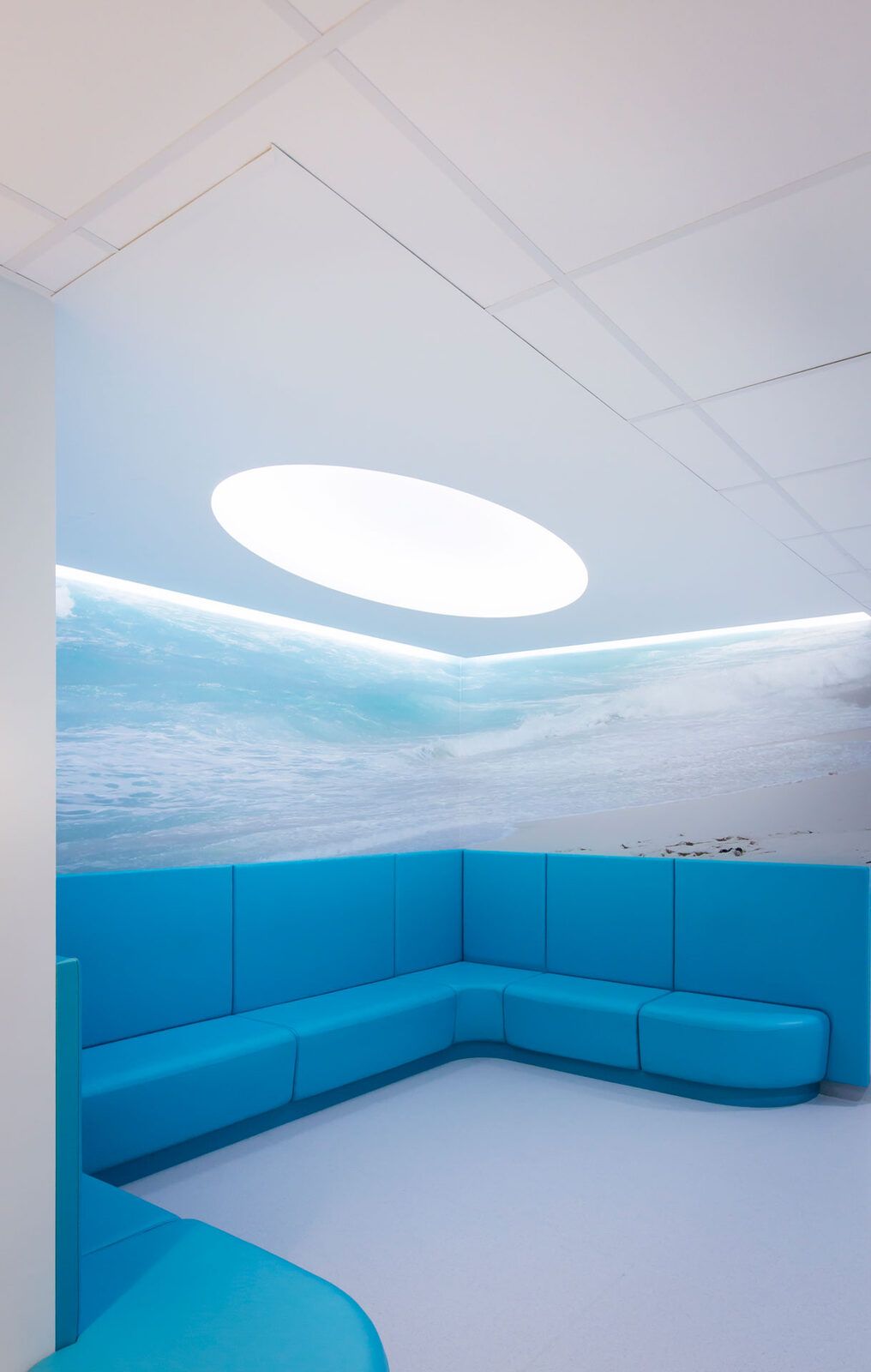 Hôpital Brien — Salle d'attente sous puits de lumière — apaiser, d'abord