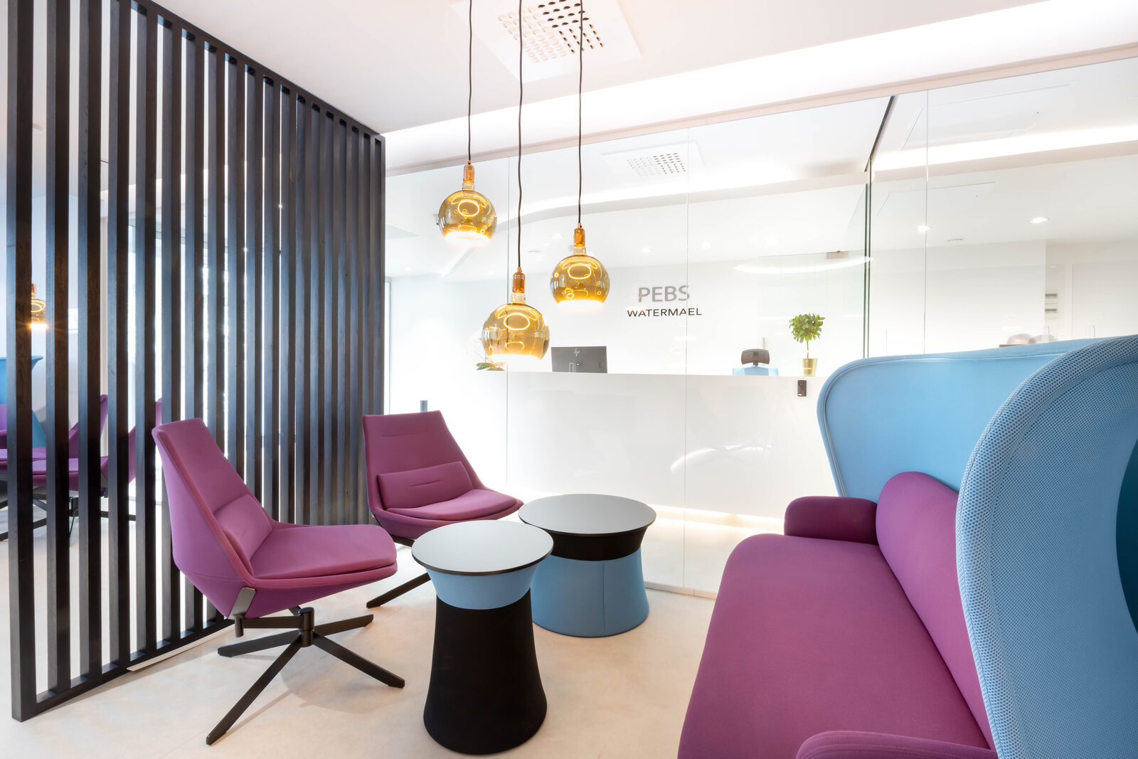 PEBS Watermael — Salle d'attente — claustra noir, suspensions de cuivre