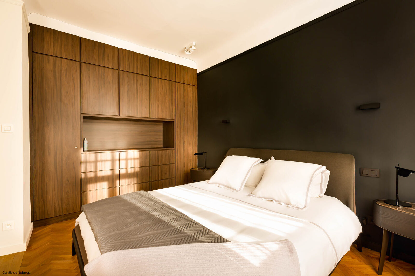 Puressentiel Appartement — Chambre — noyer et murs sombres, lumière rasante