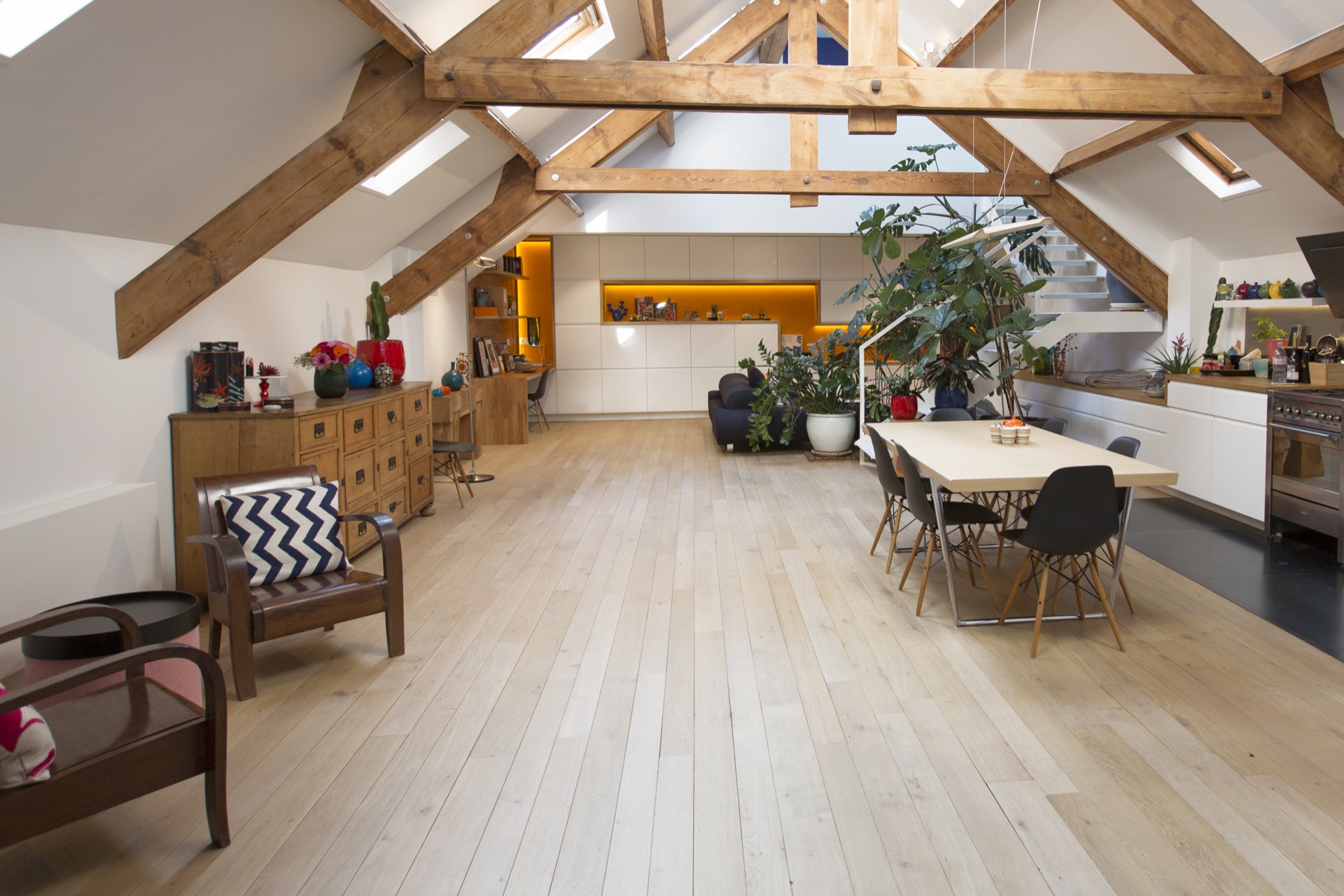 Loft sous charpente : cathédrale de fermes triangulées blanchies