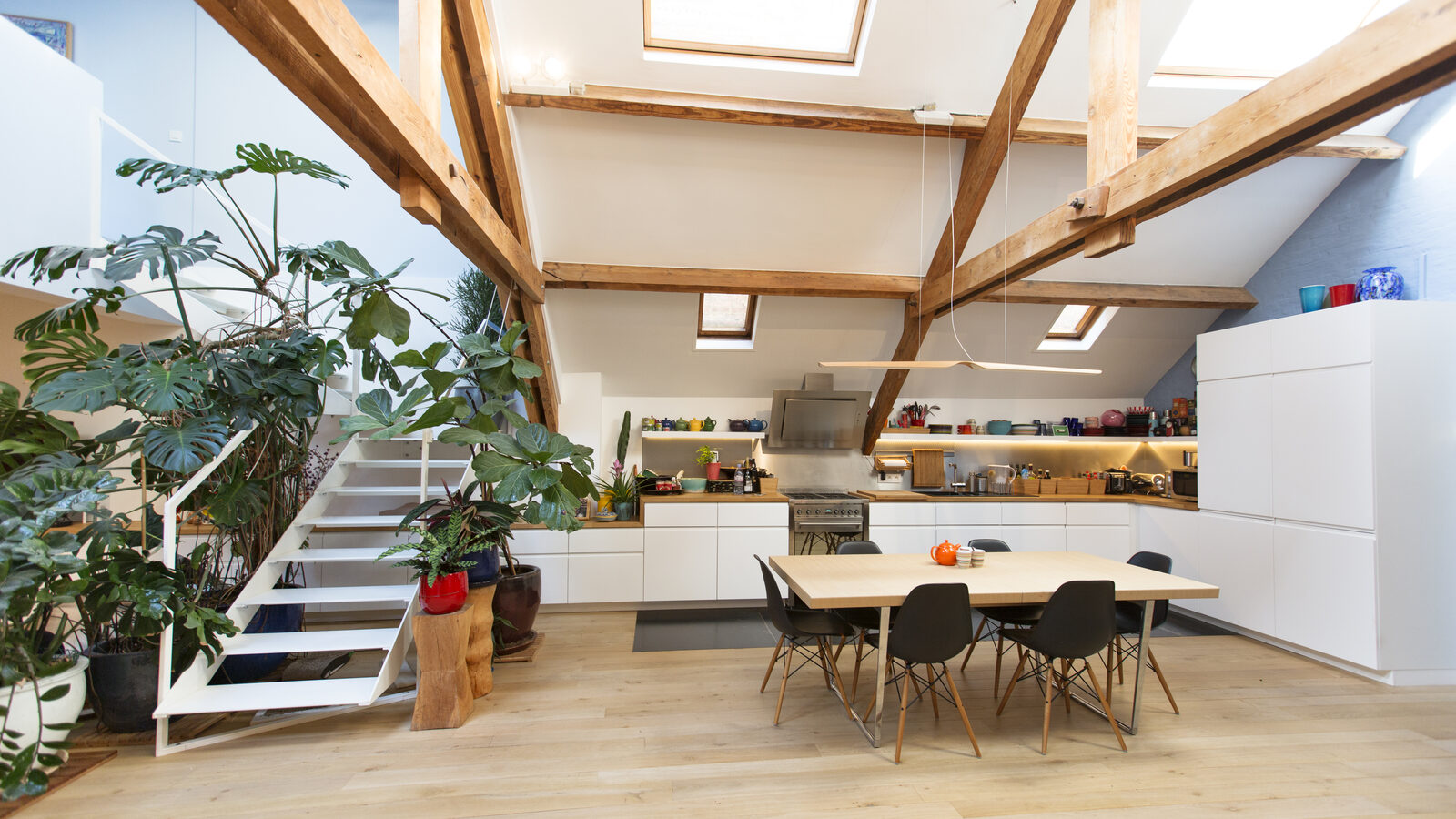 Quai du Chantier — L'escalier blanc et la niche cuivrée