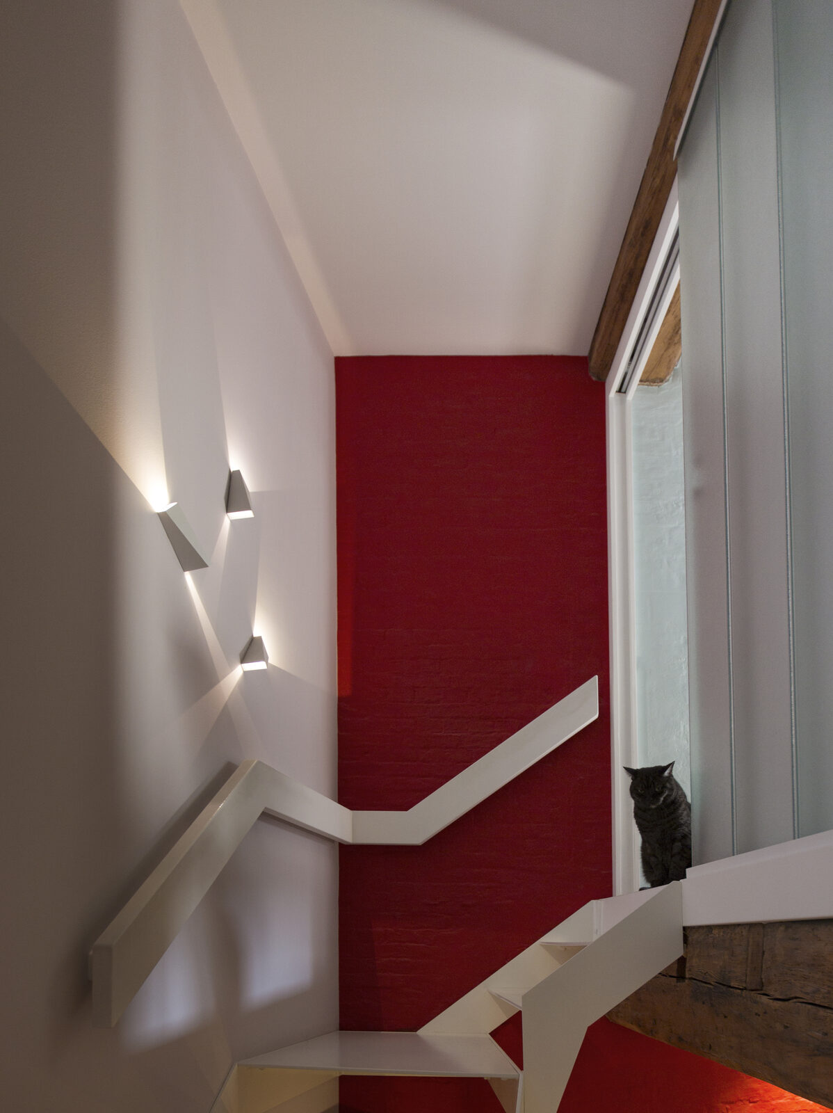 Quai du Chantier — La cage d'escalier — rouge profond, marches en origami