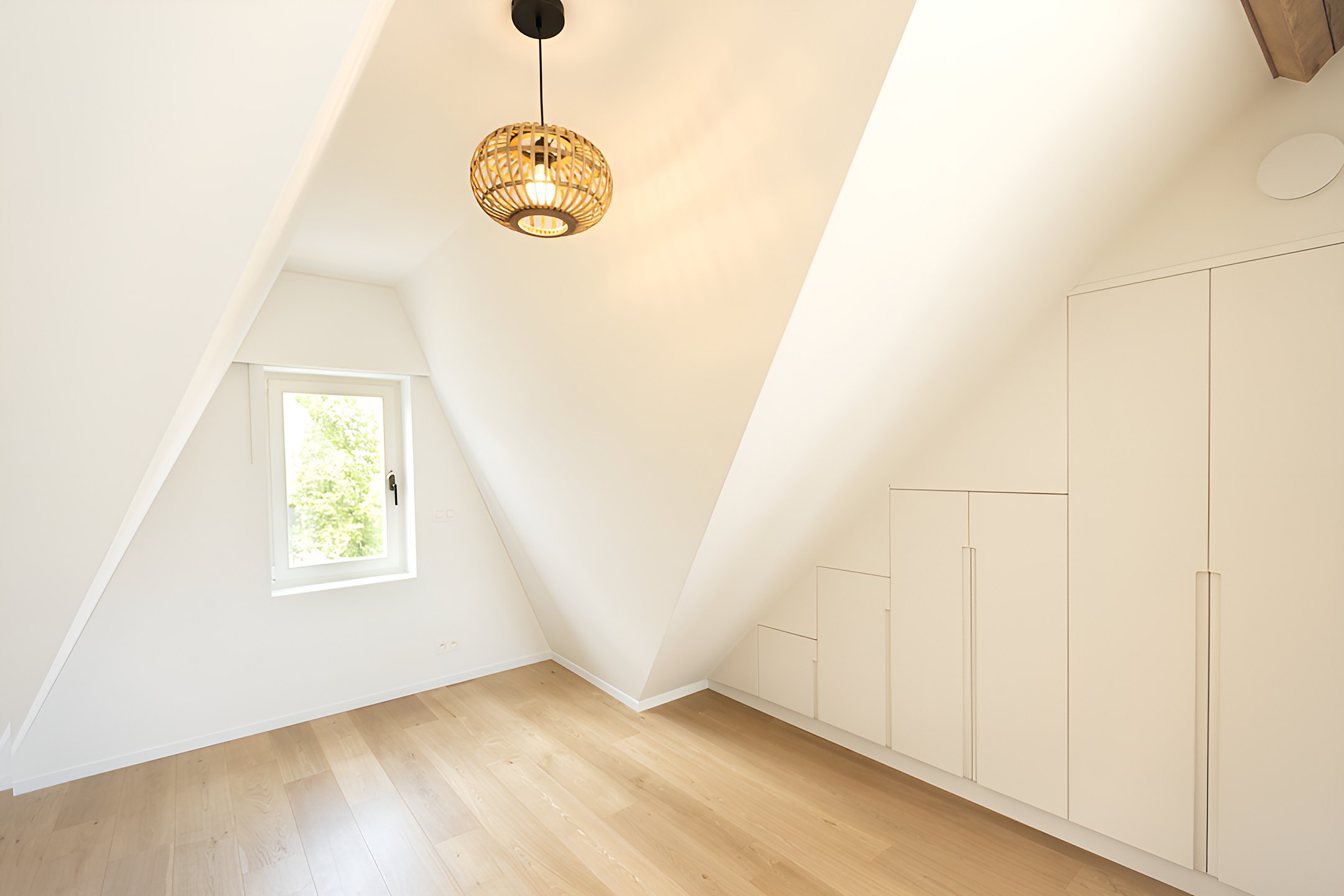 Square Marie-Louise — Une chambre sous les combles