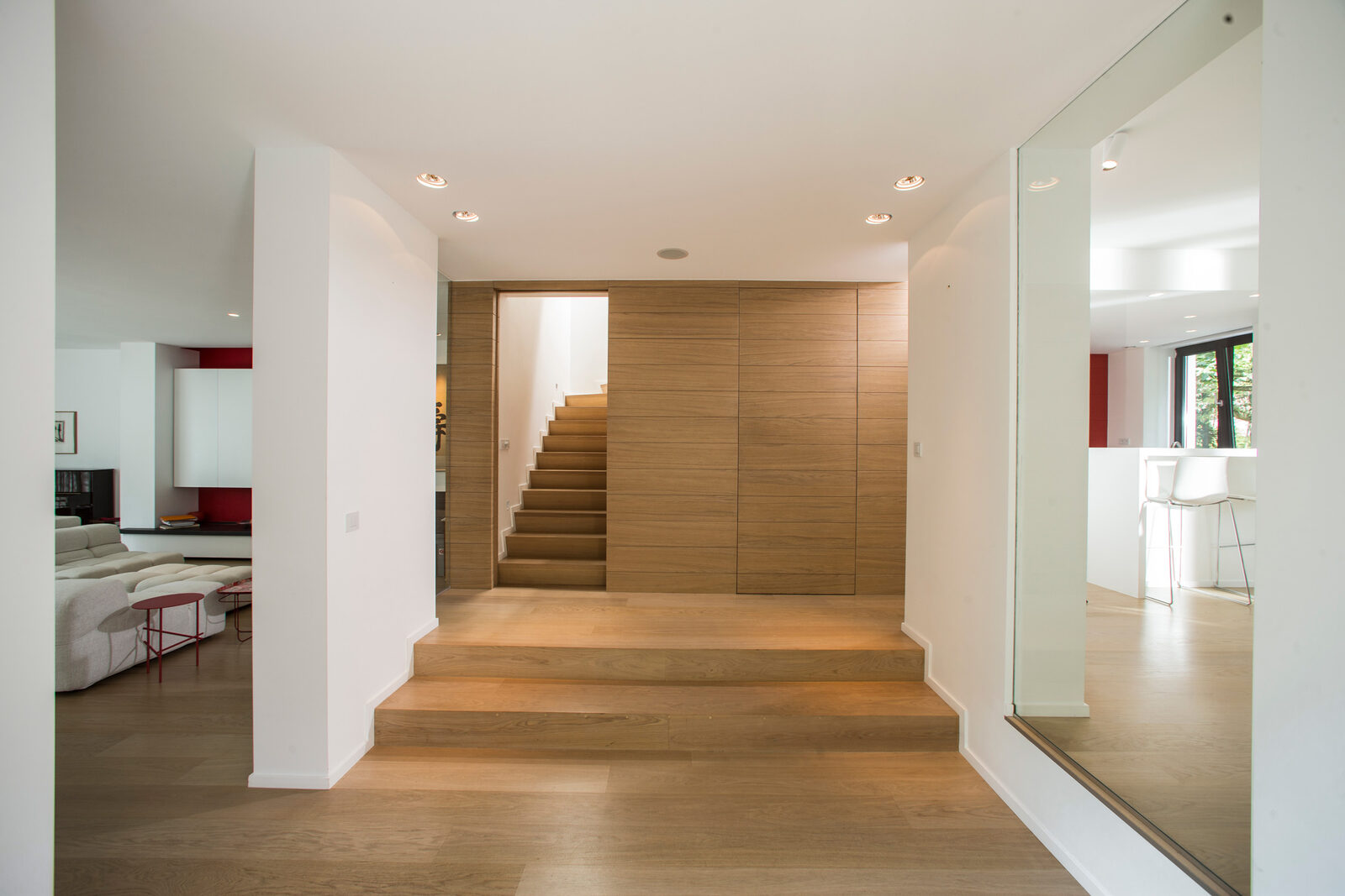 Statuaires 11 — hall en chêne et escalier sur mesure, villa au centre d'Uccle