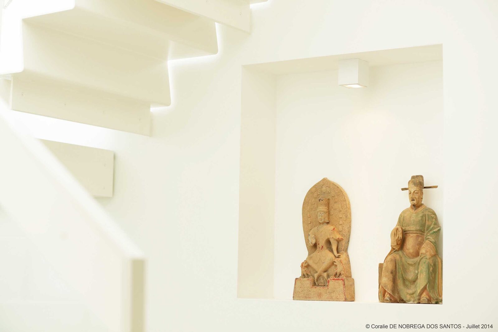 Statuaires 11 — L'escalier blanc, sculptural, et sa niche habitée