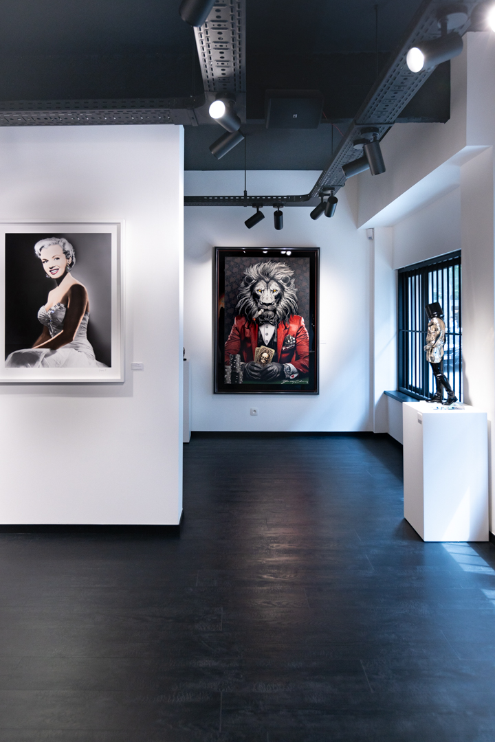 The Vault — Noir et blanc — plafond industriel assumé