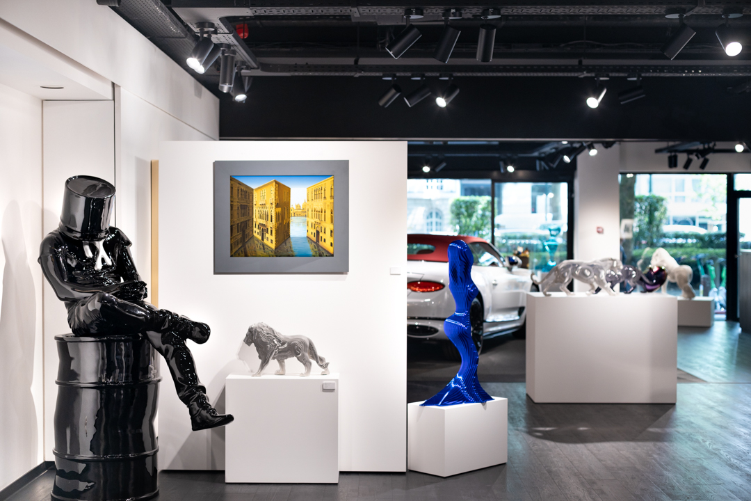 The Vault — Composition d'œuvres devant la vitrine