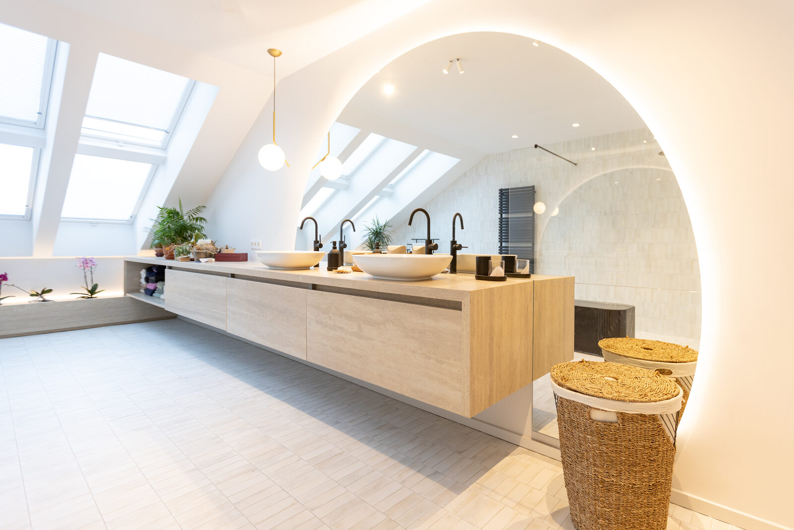 Vanneaux — Double vasque sous l'arche lumineuse, sous les combles