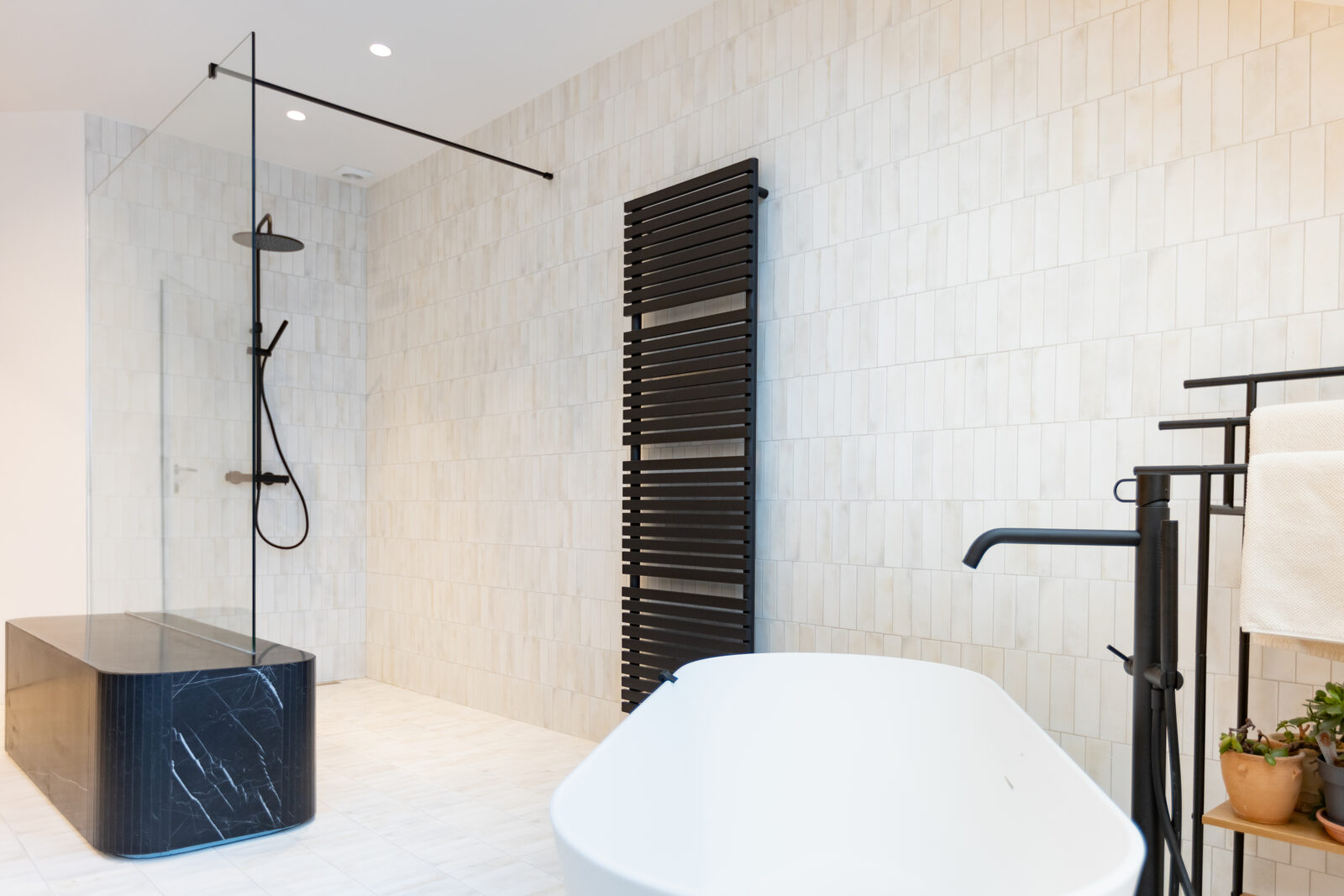 Vanneaux — Salle de douche — marbre veiné, robinetterie noire