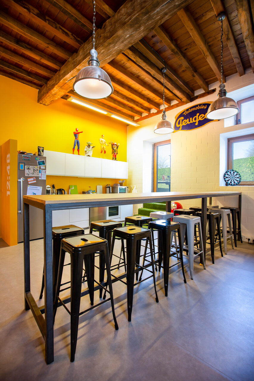 Your Agency — La cuisine commune — jaune safran sous la charpente d'origine